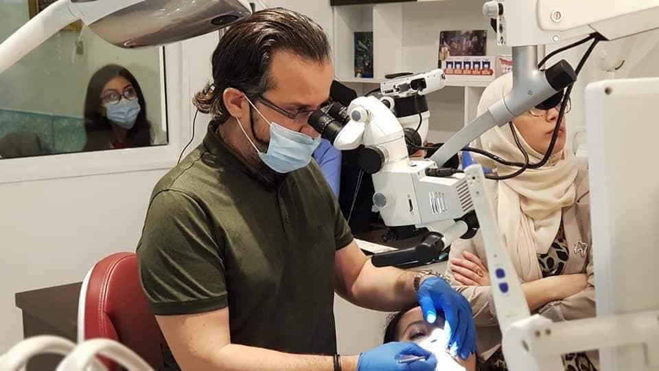 Dr Moussa Hakim au microscope opératoire